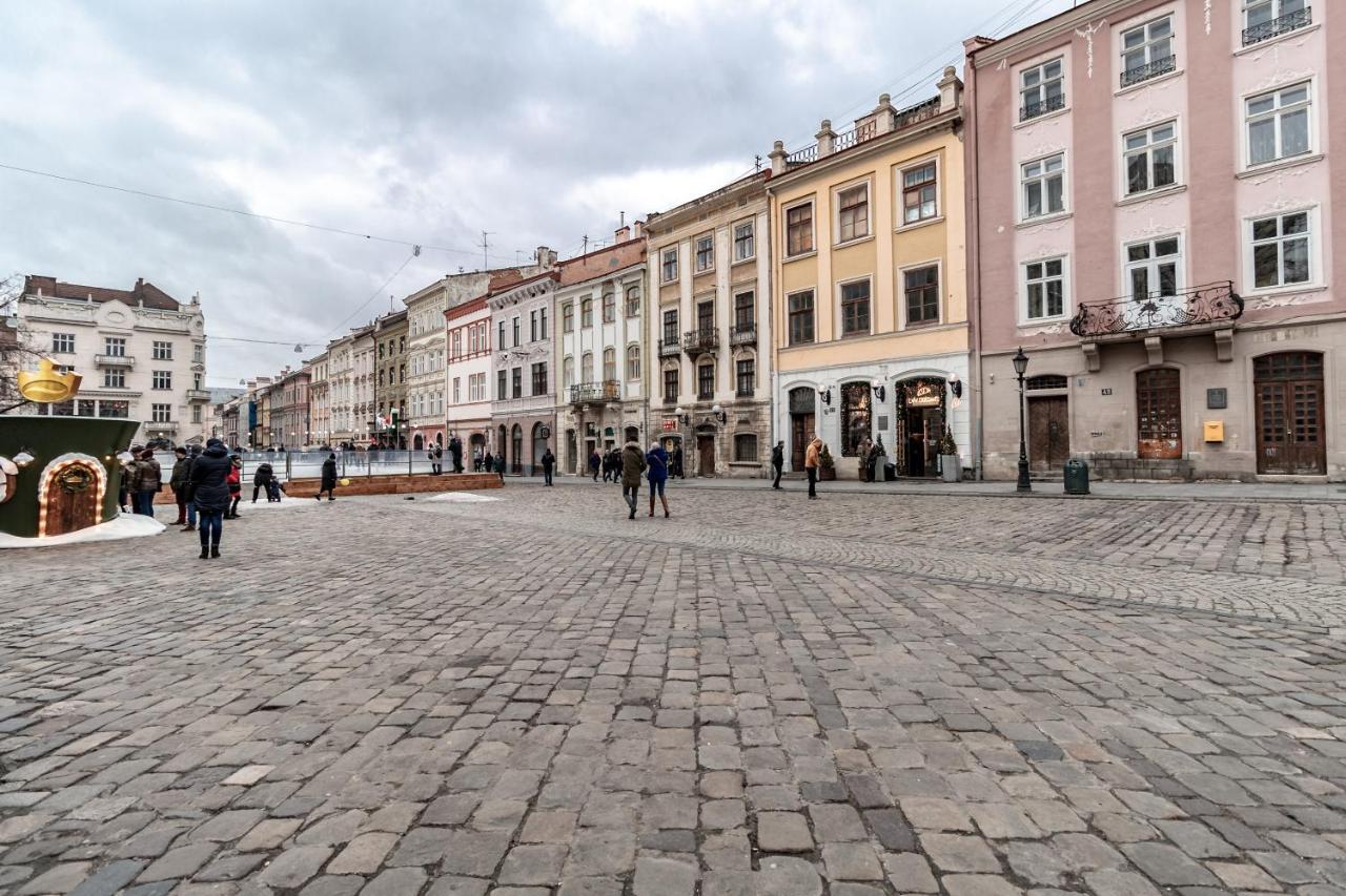 на площі ринок 41 * Lviv
